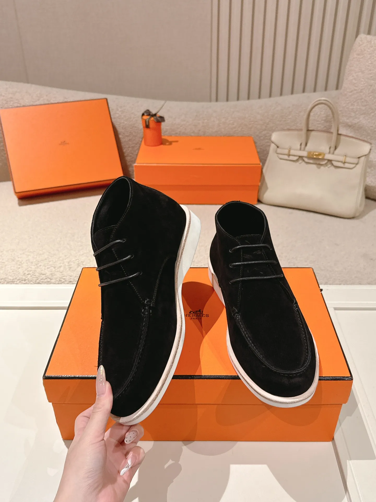 Men's Men's Shoes 660💰 Hermes men's size #26ss calfskin derby shoes, decorated with signature "H Diamant" details for a stylish and casual style. Fabric: Cow suede Lining: Mixed sheep lining Outsole: Genuine leather welt + original TPU Bottom thickness: 3CM Code number: 39-45 (customized at 46.47)